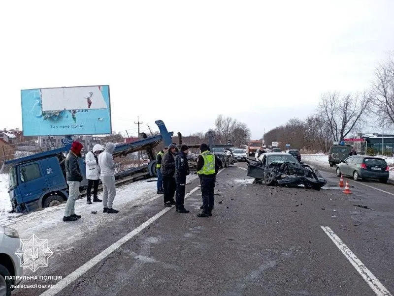 Вантажівка на швидкості вилетіла в кювет: біля Львова сталася масштабна ДТП
