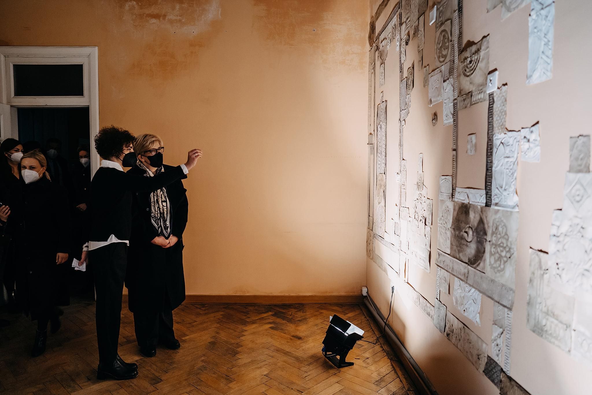 Зафиксировали отпечатки пальцев и межвоенные вещи: в Литве показали выставку из львовского дома