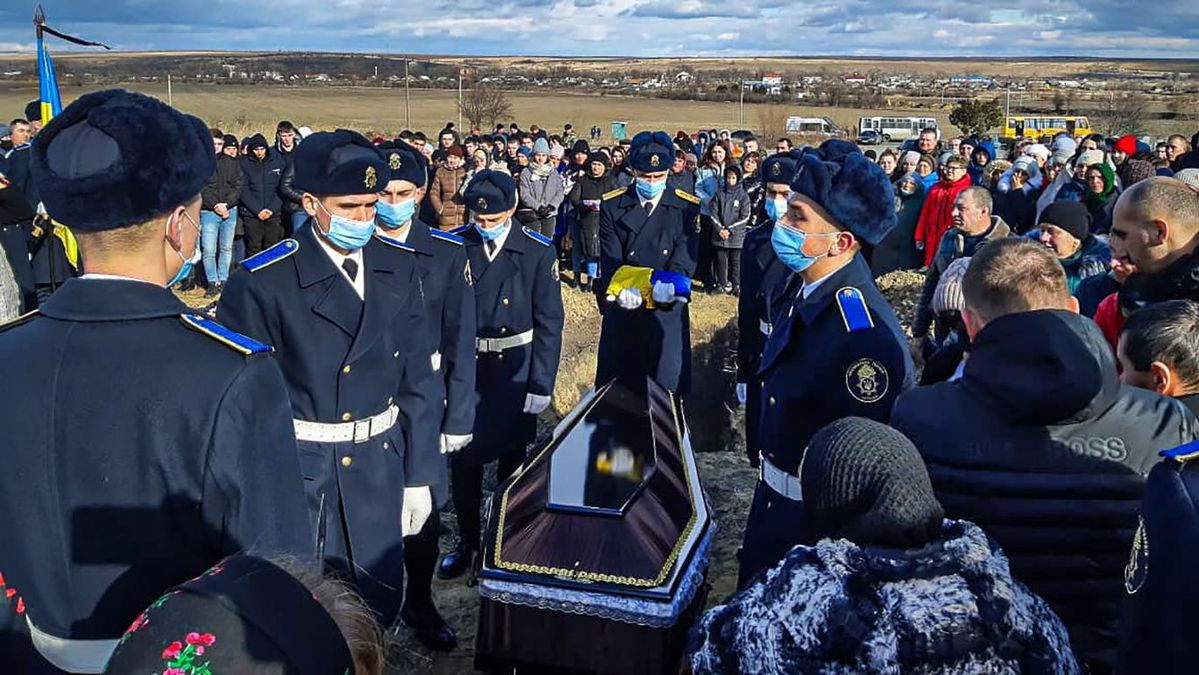 "З болем у серці": на Одещині поховали гвардійця, який загинув у стрілянині на "Південмаші" - Дніпро