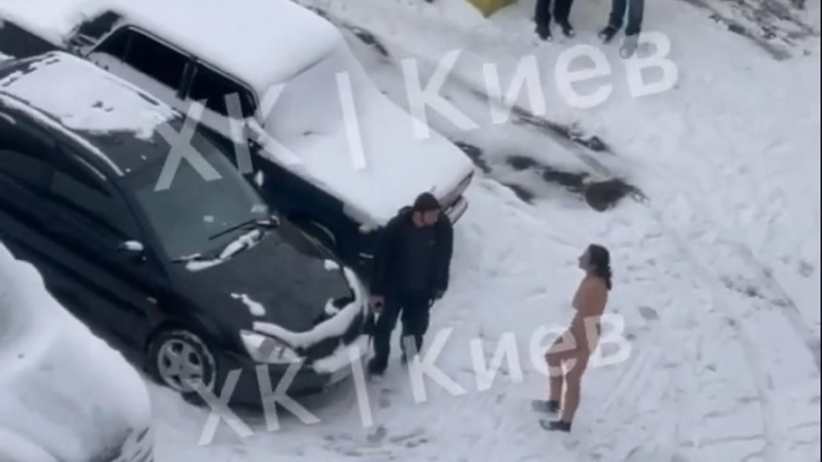 У дворі багатоповерхівки на київській Троєщині оголена жінка влаштувала сцену своєму коханцю - Новини Київ - Київ