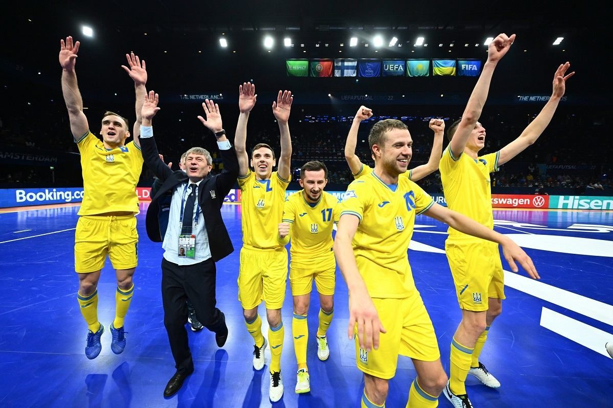 Переможні емоції: збірна України з футзалу заспівала "Червону руту" в автобусі – відео виконання