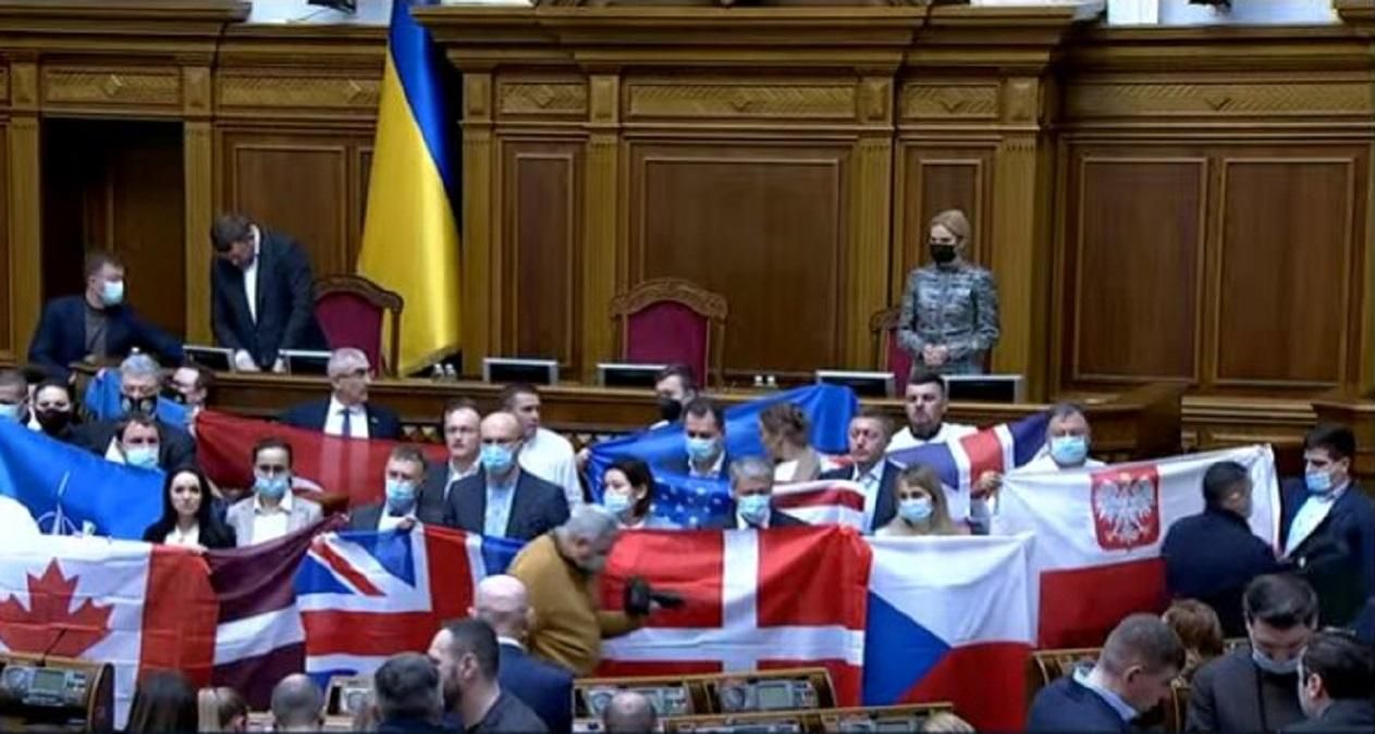 Нардепы с трибуны Рады поблагодарили партнеров за помощь Украине Нардепы с трибуны Рады поблагодарили партнеров за помощь Украине