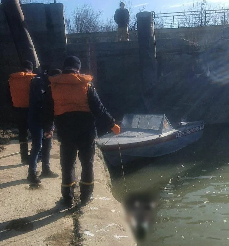 Одеські рятувальники витягнули тіло з Дунаю за допомогою багра