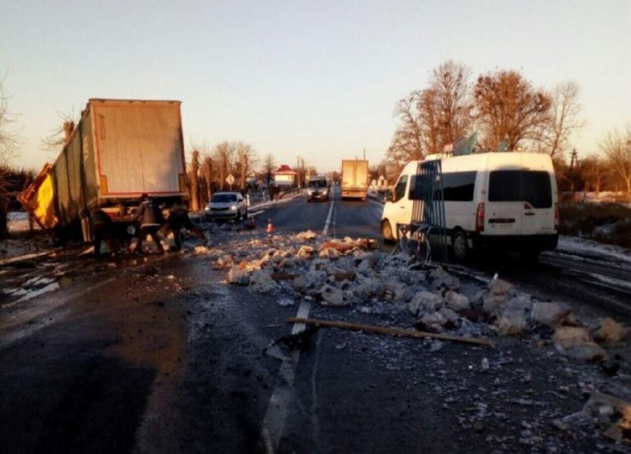 На трассе Киев – Чоп столкнулись грузовики: дорогу усеяло бутылками с водкой и окнами