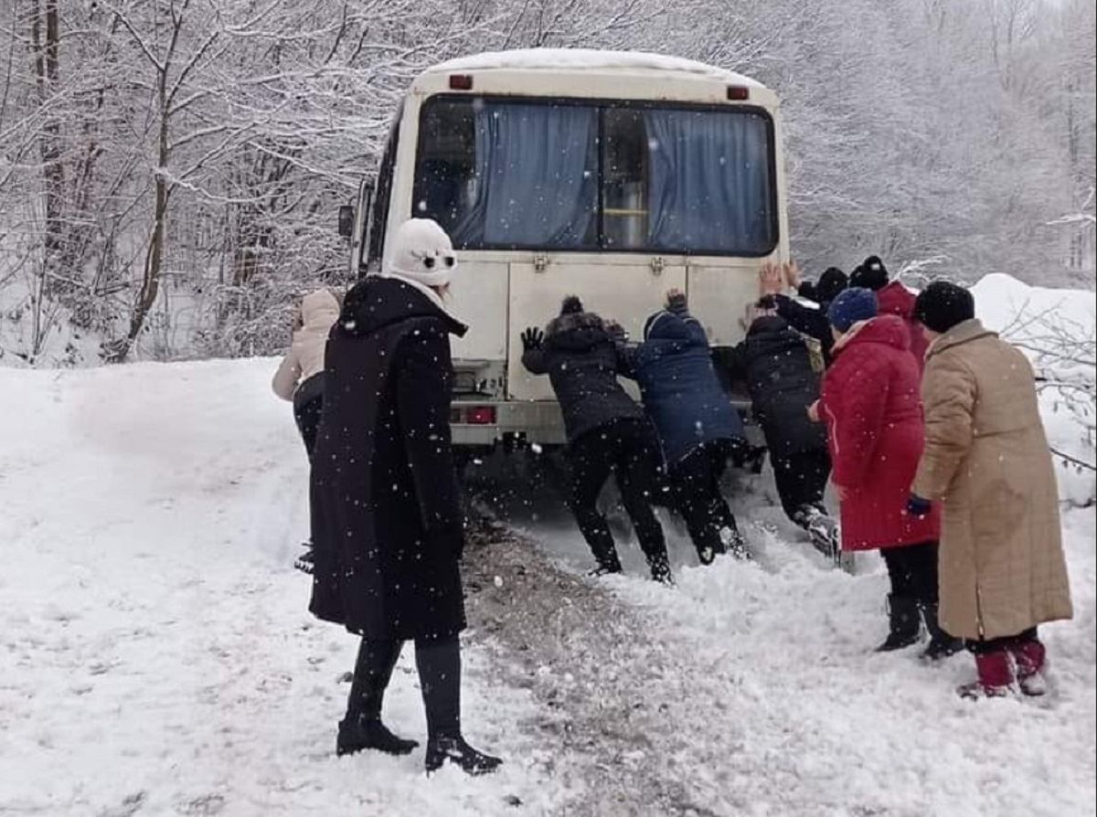 Женская сила: на Закарпатье пассажирки вытолкали автобус, застрявший в сугробах