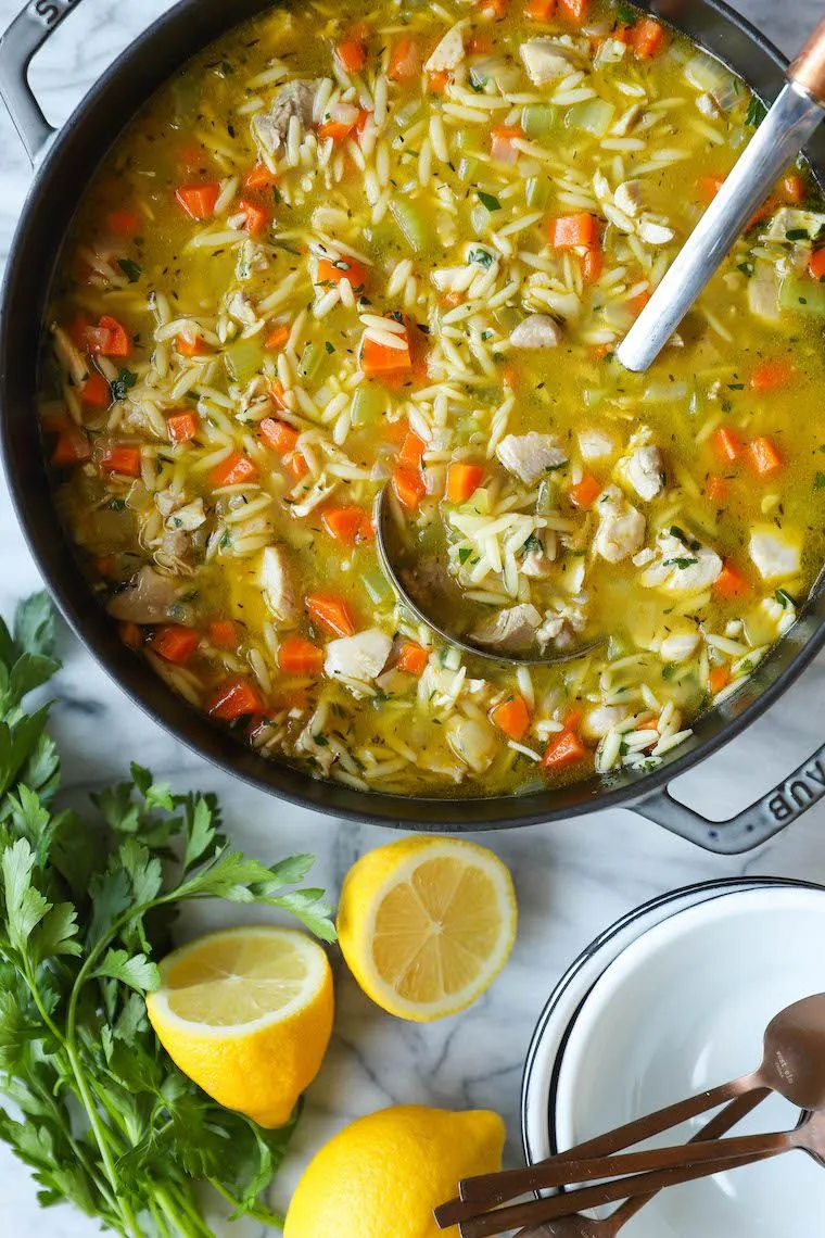 Рецепт курицы с лимоном и пастой орзо: суп с яркими вкусами включает в себя сочное мясо и ароматный цитрус