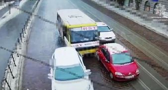 Відволікся на телефон і влетів у 2 автівки: суд оштрафував водія маршрутки у Львові