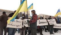Колективи без зарплат: сотні мітингувальників вийшли під стіни Київоблради