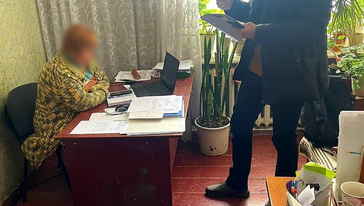 Заместитель директора больницы на Киевщине выписывала себе премии и дополнительные выплаты