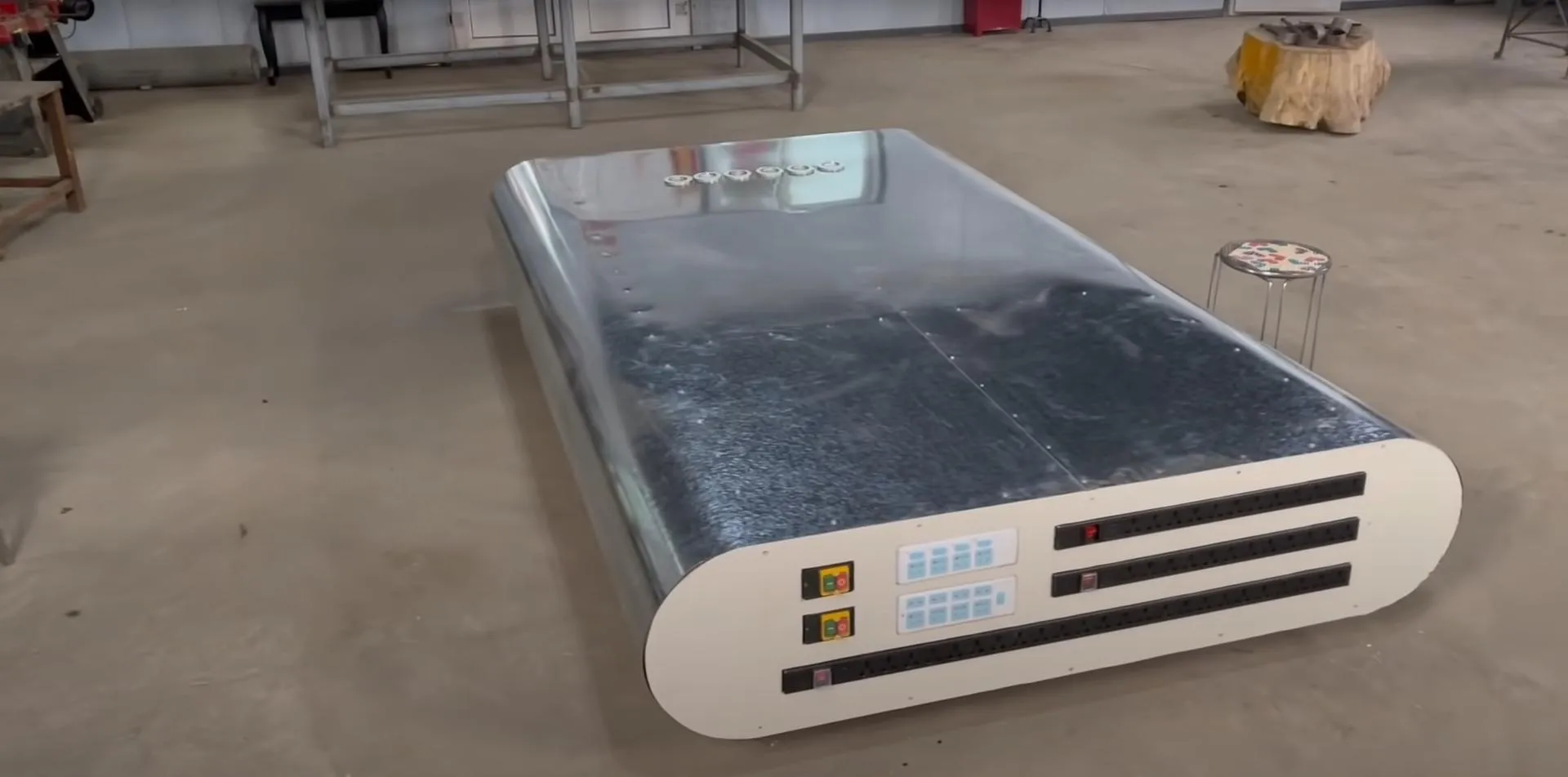 Порівняння розміру гігантського повербанка зі стільцем Порівняння розміру гігантського повербанка зі стільцем