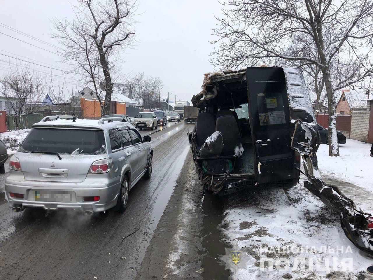 Маршрутка з пасажирами влетіла у вантажівку в Дніпрі: є загиблий і травмований - Новини кримінал - Дніпро