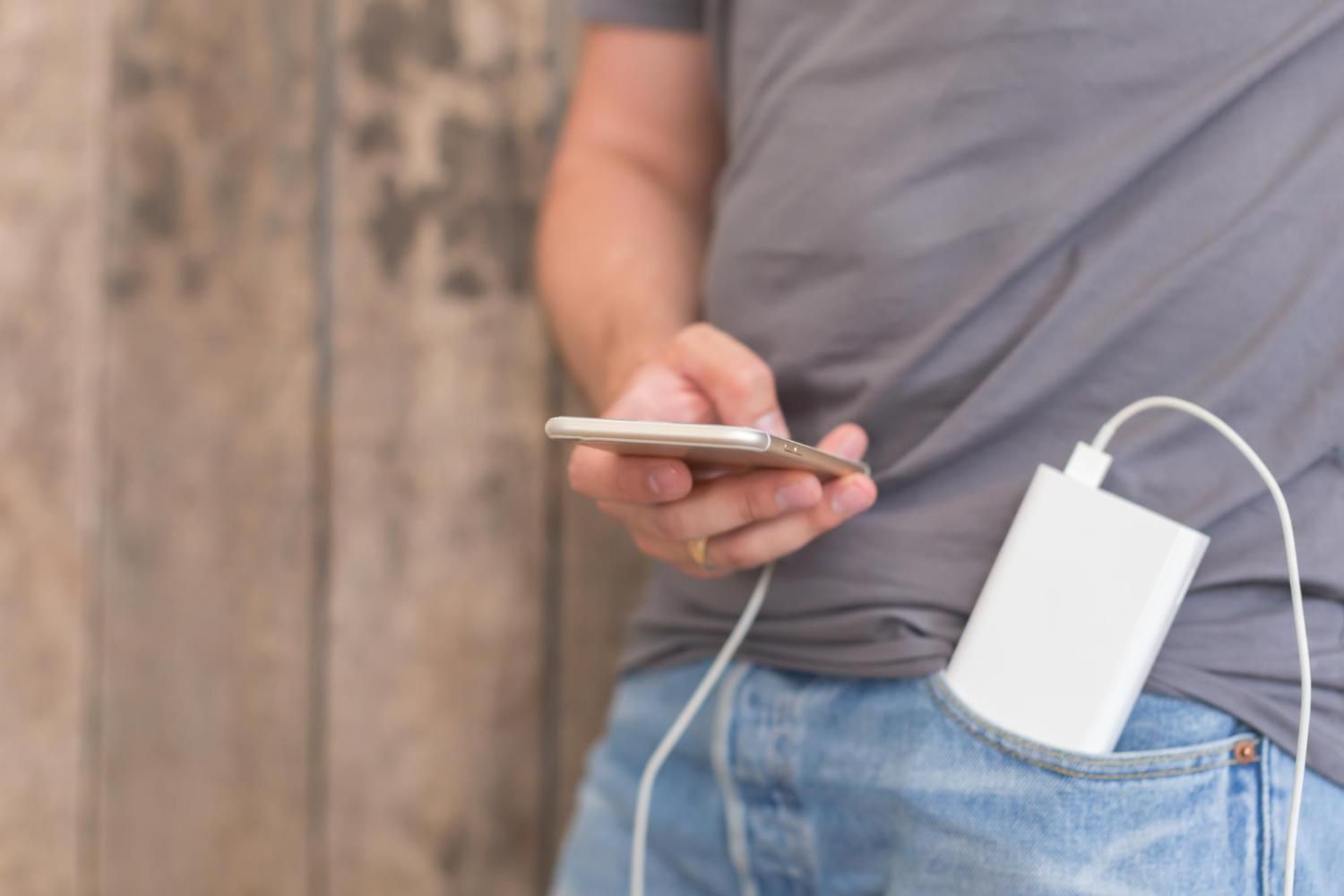 От смартфона до холодильника: блогер создал павербанк для одновременной зарядки 60 устройств