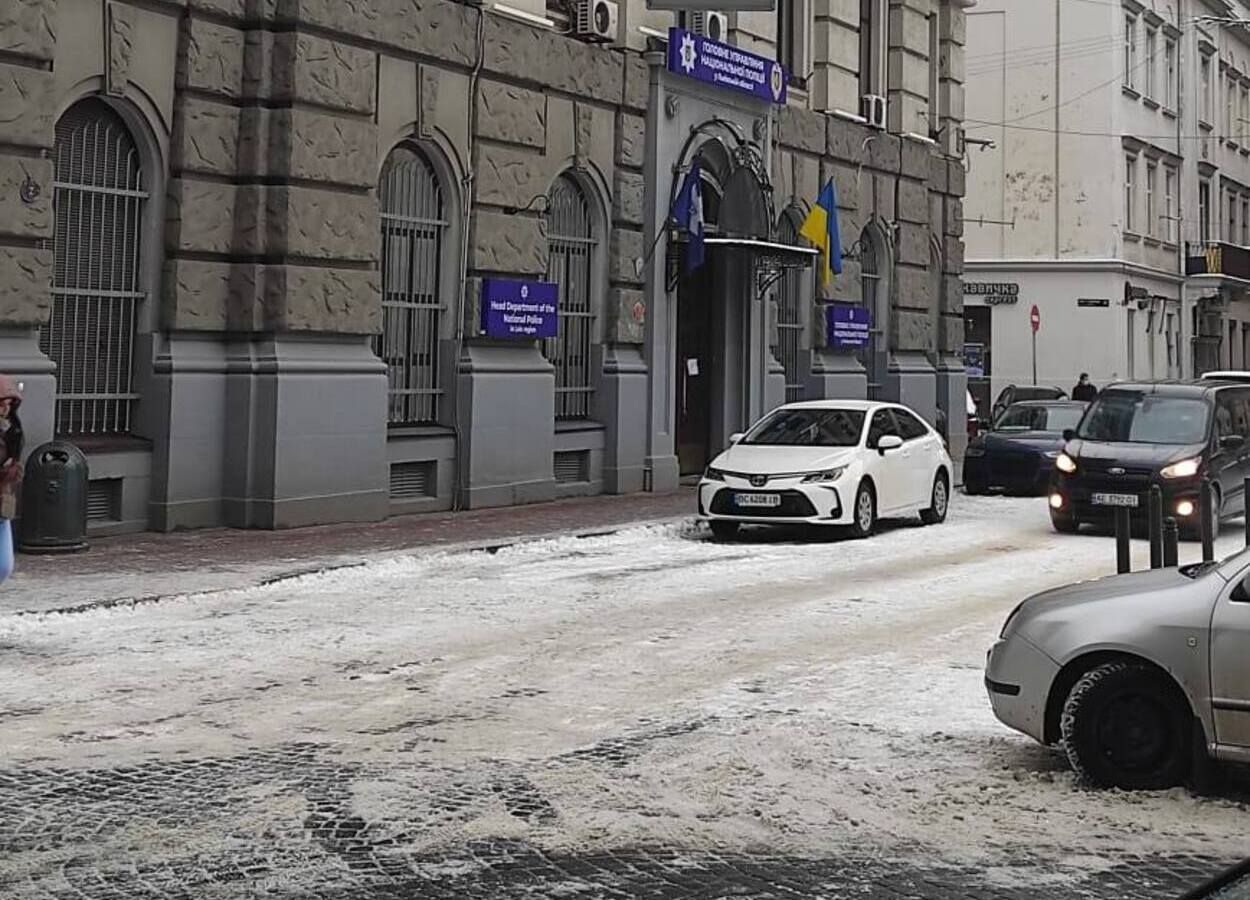 У львівській поліції відмовилося від дорожніх конусів з написом "ГУНП", які забрав активіст - Новини Львів - Львів У львівській поліції відмовилося від дорожніх конусів з написом "ГУНП", які забрав активіст - Новини Львів - Львів