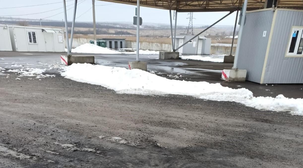 Снаряд впав біля прикордонника: у мережі показали, як бойовики обстріляли Гнутове - новини ООС - 24 Канал Снаряд впав біля прикордонника: у мережі показали, як бойовики обстріляли Гнутове - новини ООС - 24 Канал