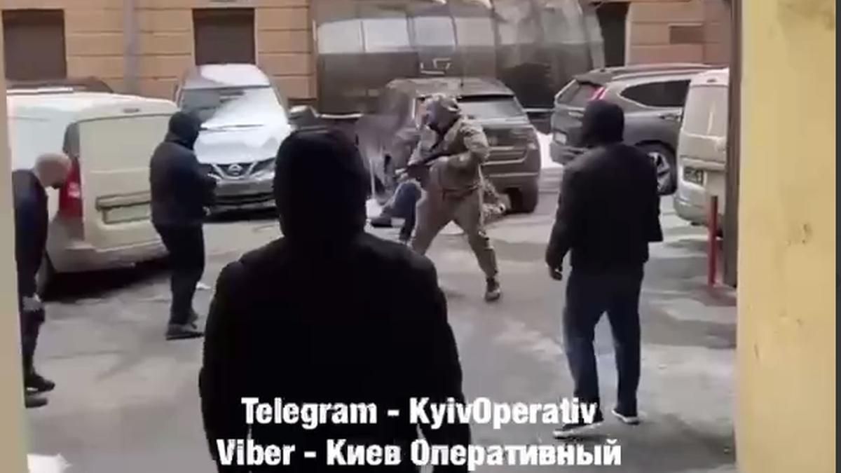 Рядом с СБУ: на Владимирской в центре Киева снова стреляли из автоматов, – СМИ