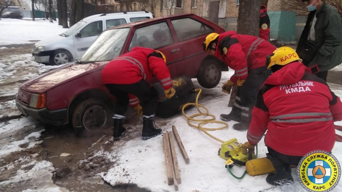 На Соломенке в Киеве машины провалились под землю из-за прорыва теплотрассы  - novosti-kieva - Киев