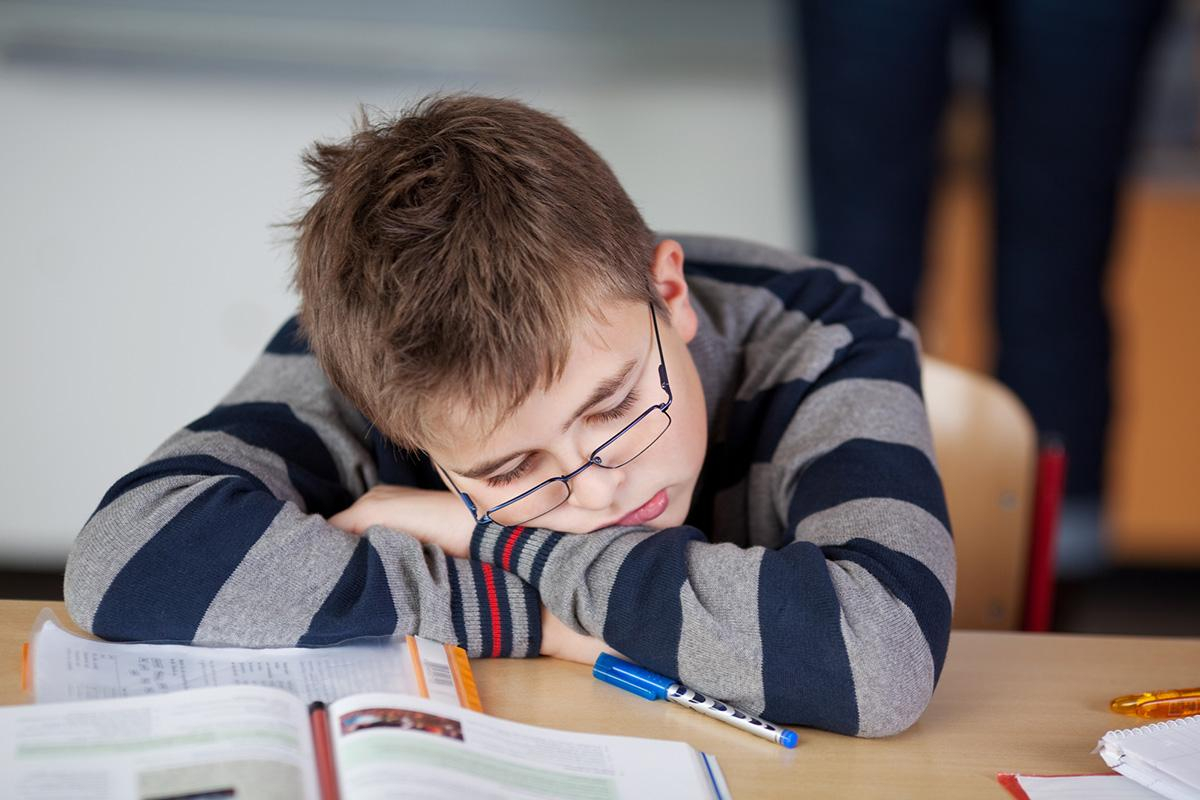 Вчені кажуть, що дітям краще довше спати: о котрій варто розпочинати уроки в школі - Освіта