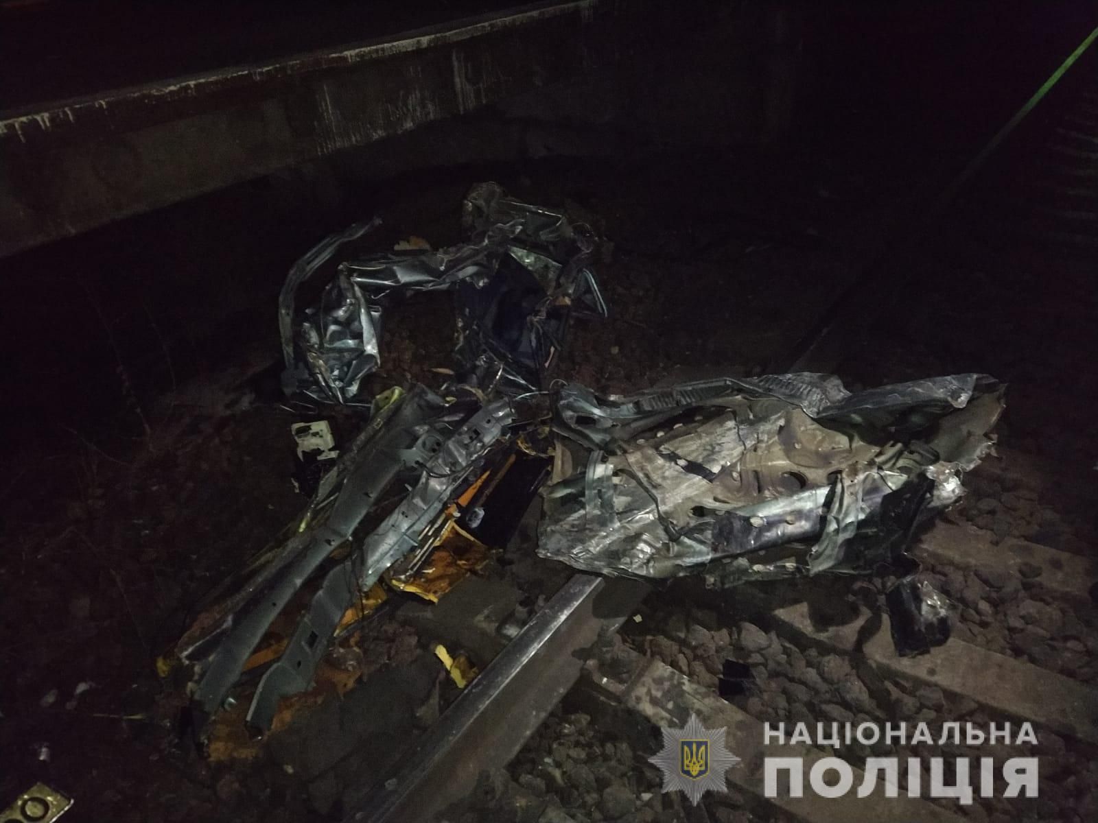 Водій Opel на Одещині вилетів на залізничний переїзд та потрапив під поїзд – моторошні фото - Новини кримінал - Одеса