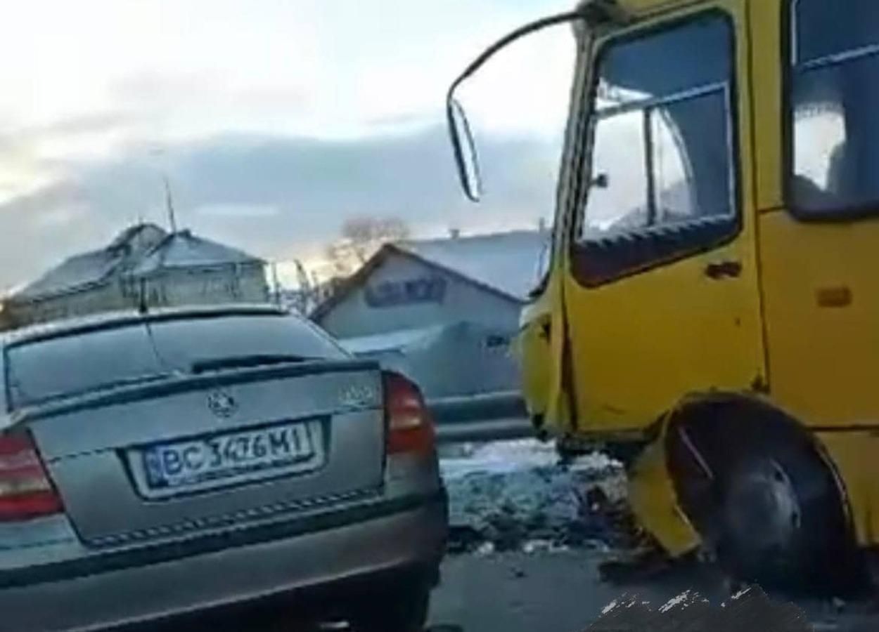 Возле Львова легковушка влетела в маршрутку: водитель погиб, 6 человек попали в больницу