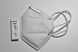 Обязательные тесты на COVID-19 в школах и компаниях в Чехии: известно, когда они будут отменены