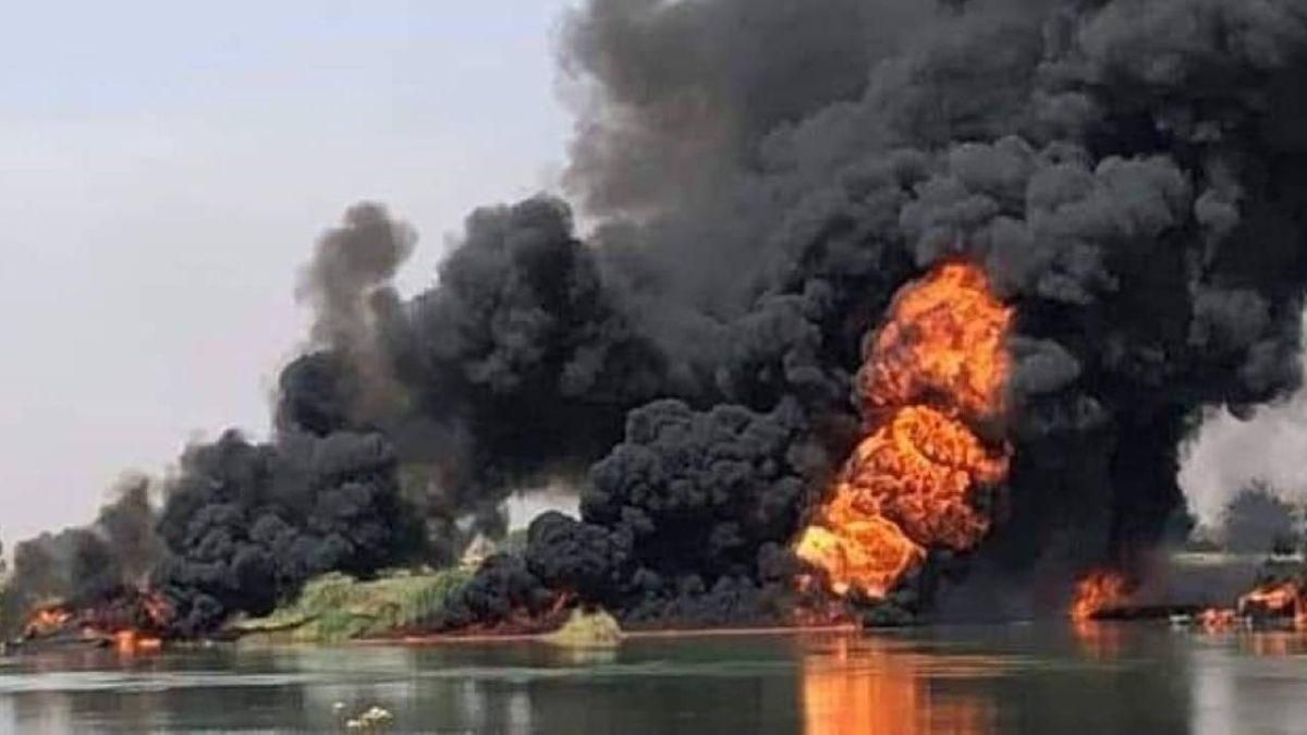 Возле Нигерии взорвалось нефтеперерабатывающее судно: есть угроза экокатастрофы Возле Нигерии взорвалось нефтеперерабатывающее судно: есть угроза экокатастрофы