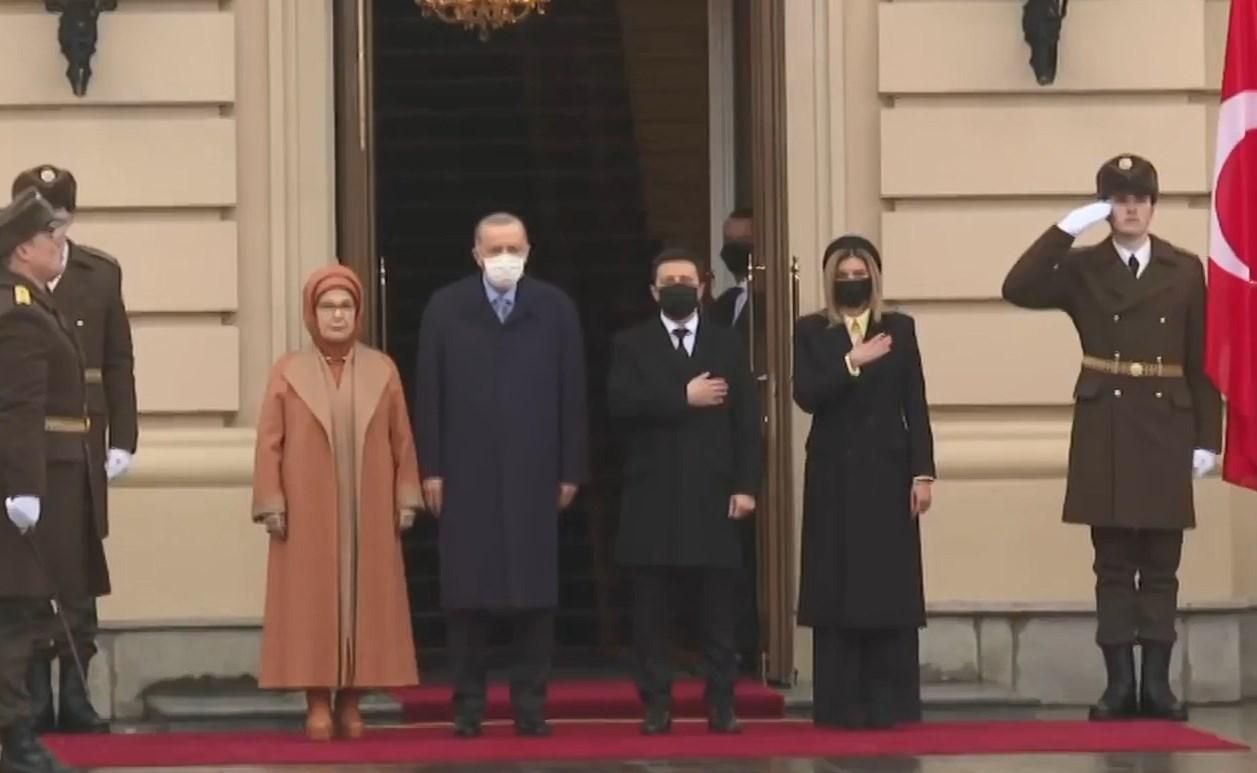 Эрдоган встретился с Зеленским в Киеве и поздоровался словами "Слава Украине": видео церемонии Эрдоган встретился с Зеленским в Киеве и поздоровался словами "Слава Украине": видео церемонии