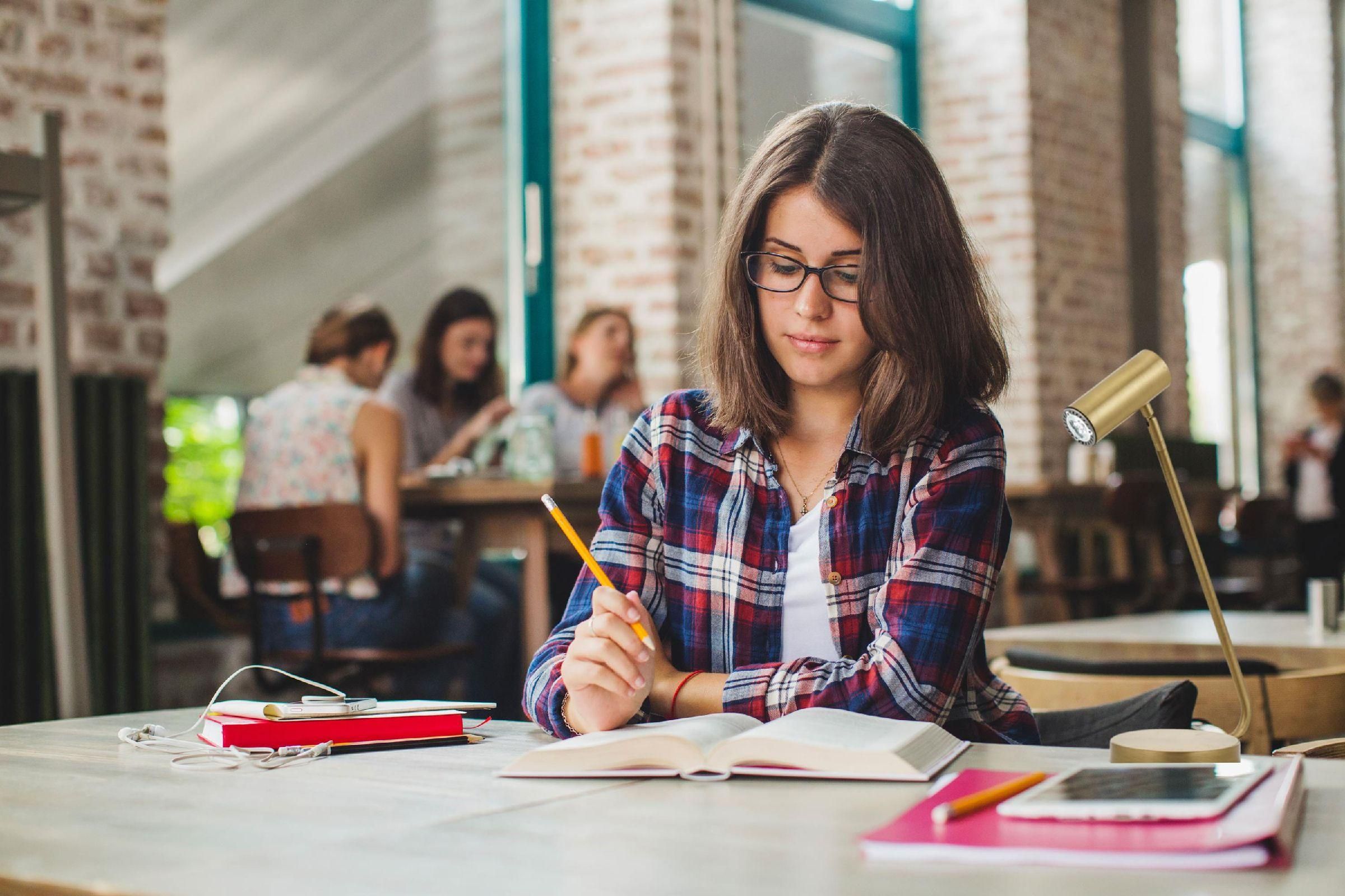 Сколько украинцев находят работу сразу после окончания вуза: отчет МОН Сколько украинцев находят работу сразу после окончания вуза: отчет МОН