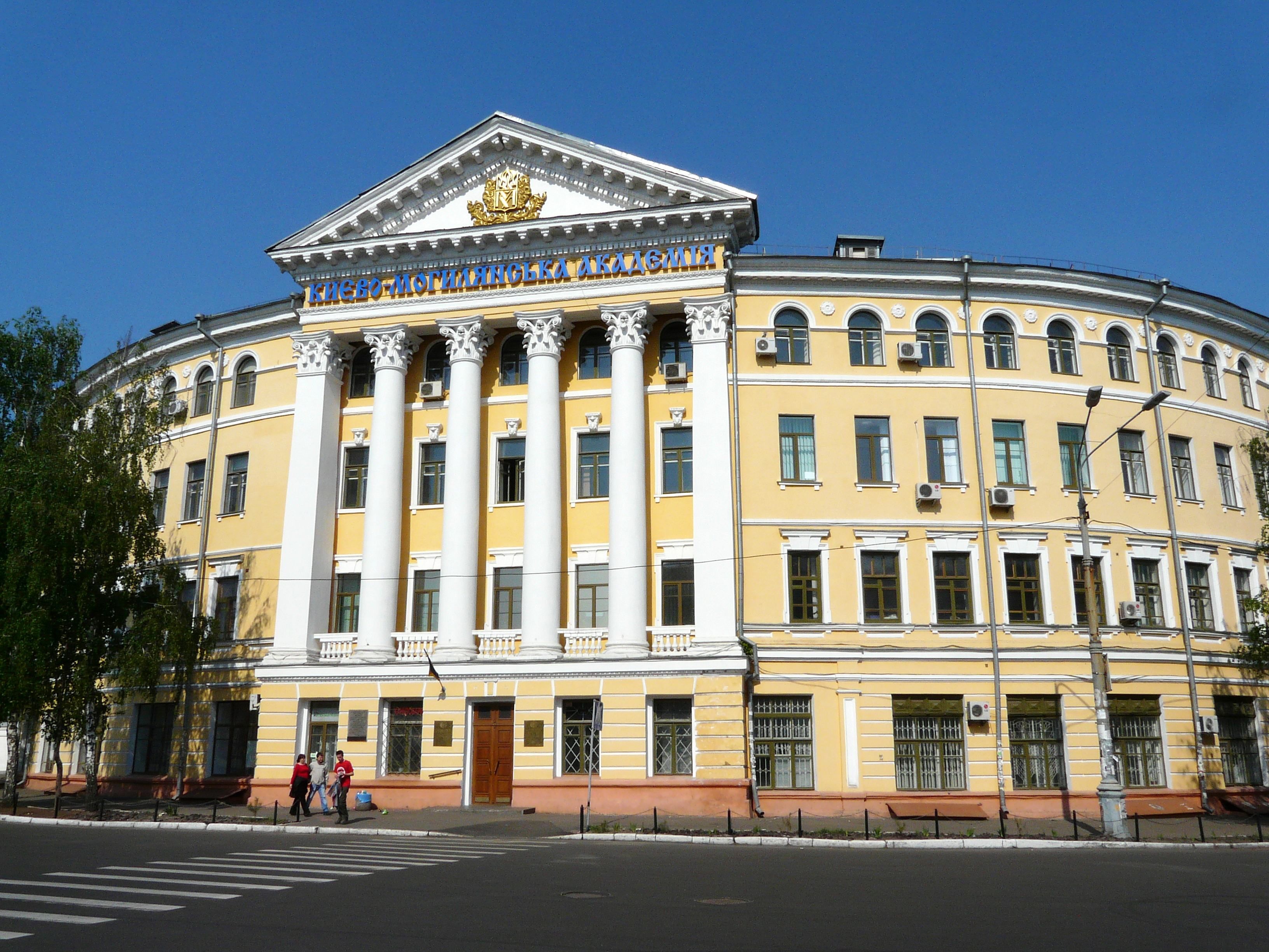 На выборах президента Киево-Могилянской академии воровали бюллетени: в сети появилось видео