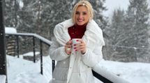У білому пуховику: Ірина Федишин показала зимовий образ в Карпатах