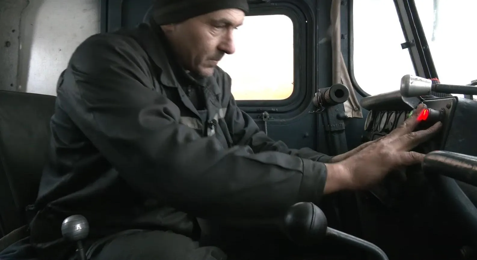 На Харківщині водій автодору розробив танк для прибирання снігу На Харківщині водій автодору розробив танк для прибирання снігу