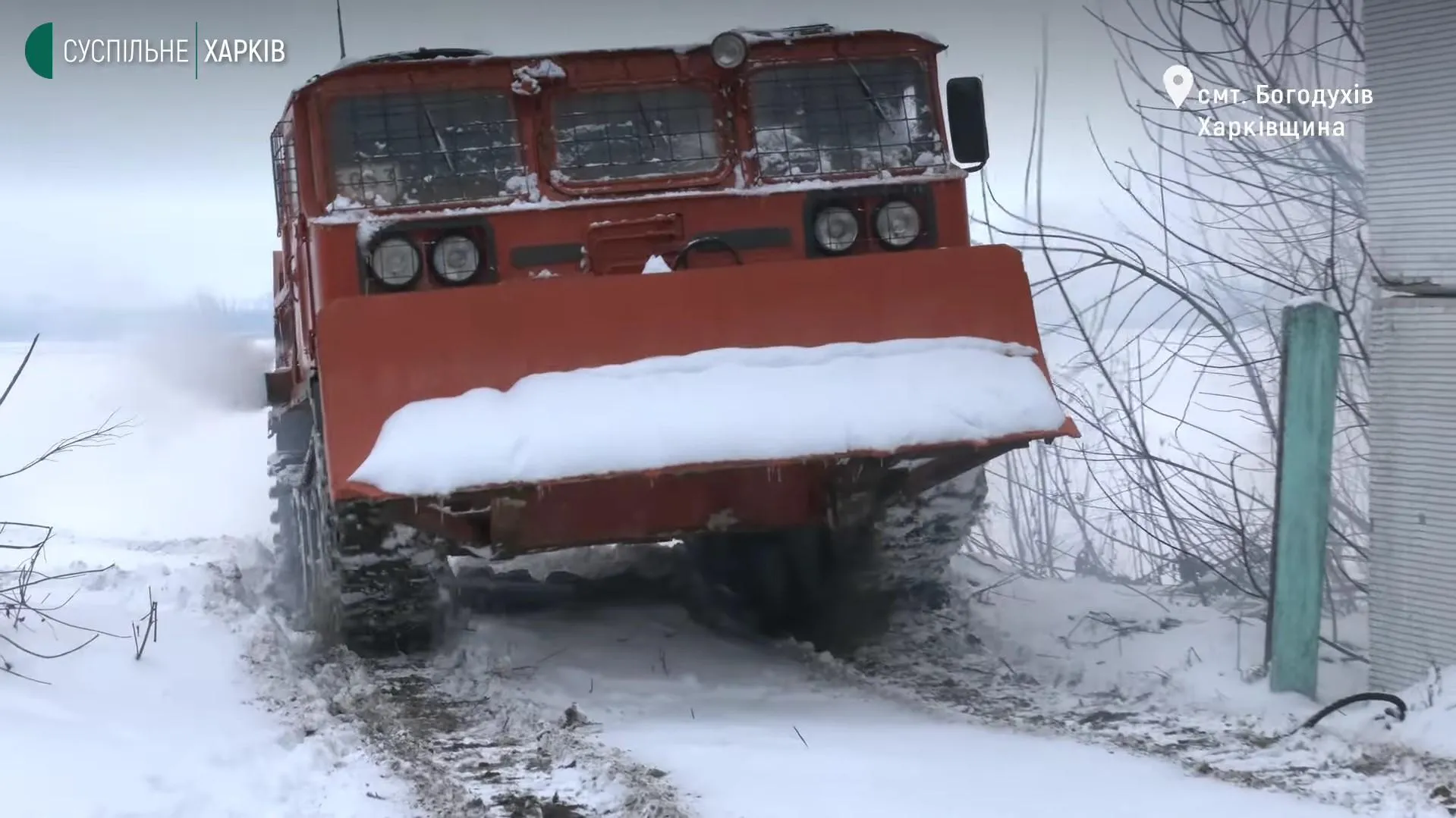 На Харківщині водій автодору розробив танк для прибирання снігу