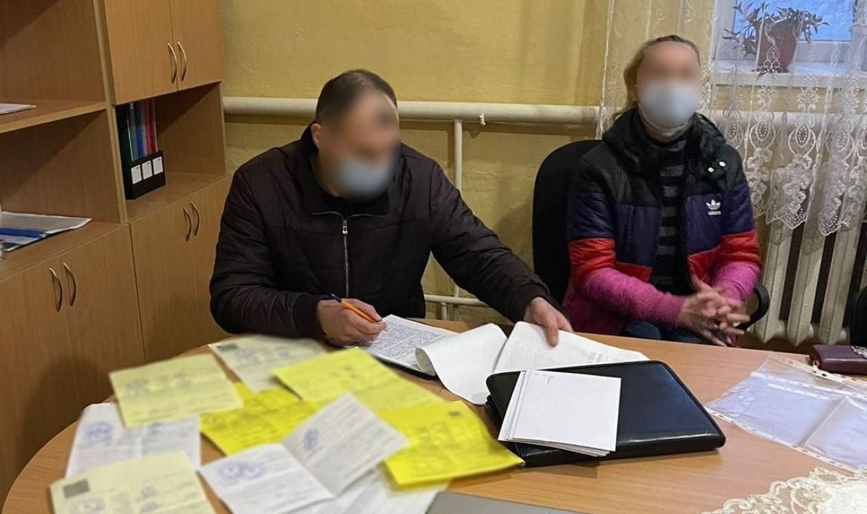 19 работников школ и садика на Закарпатье поймали с поддельными COVID-сертификатами