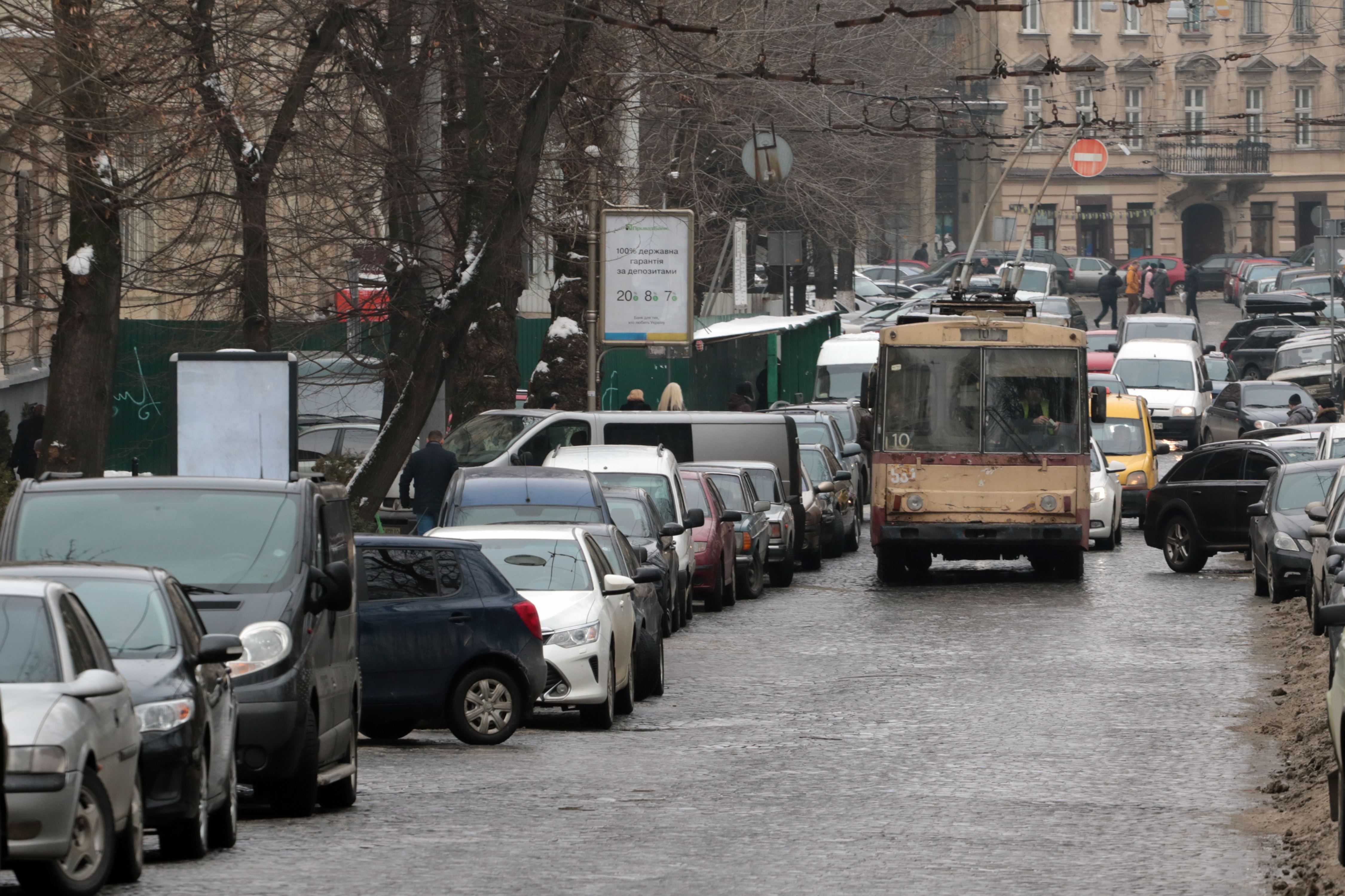 Просили вдягнути маску: у Житомирі чоловік вигнав водійку та намагався завести тролейбус - Новини Житомир - 24 Канал