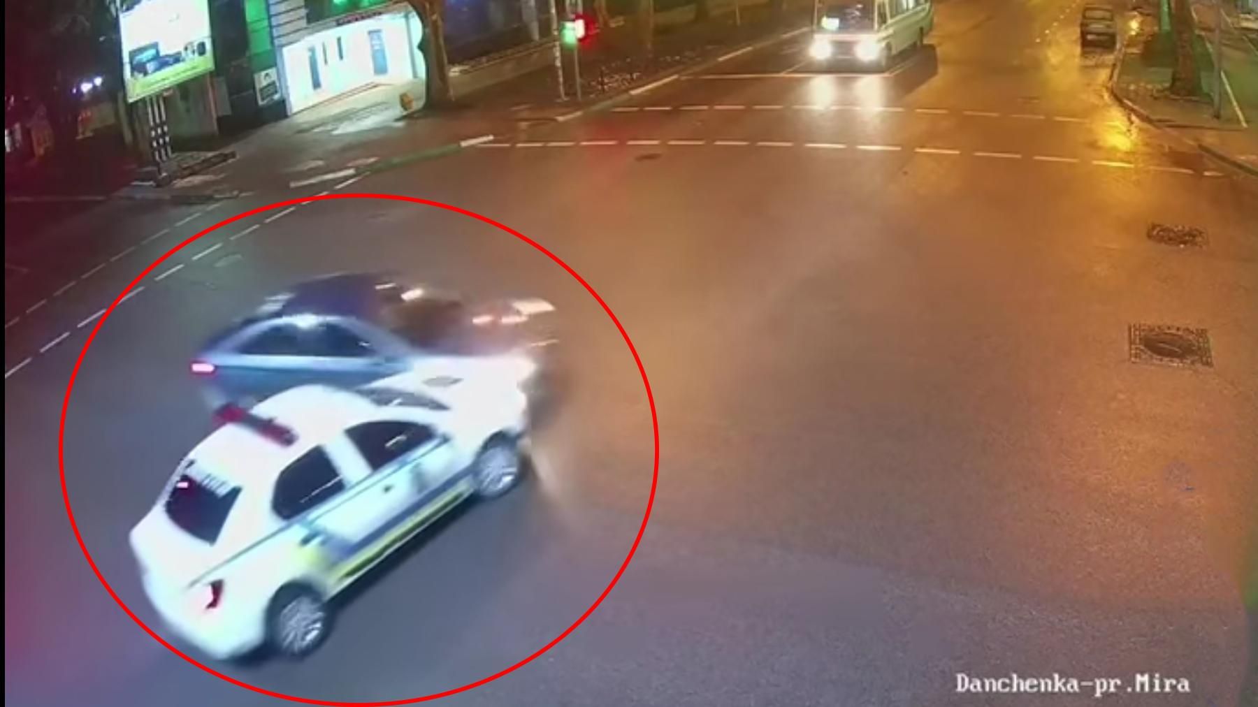 Под Одессой автомобиль "муниципалов" протаранил легковушку: видео момента аварии Под Одессой автомобиль "муниципалов" протаранил легковушку: видео момента аварии