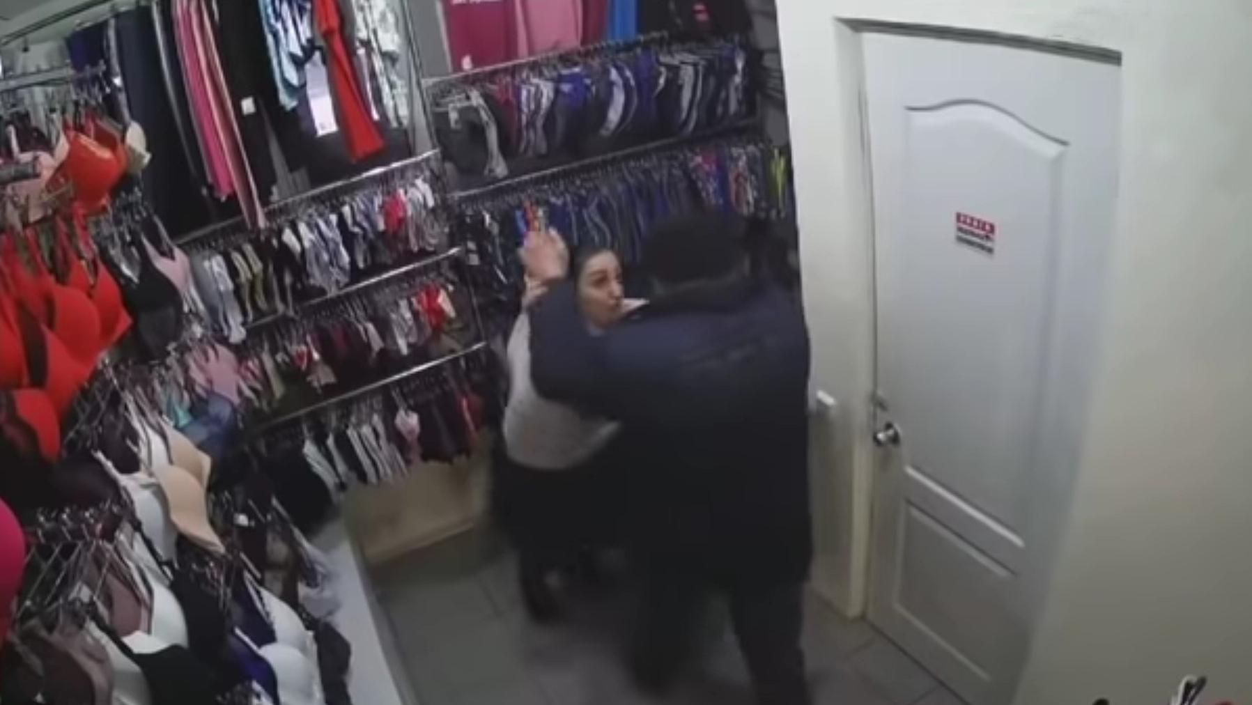 Покупатель хотел изнасиловать продавщицу в магазине: видео нападения в Кривом Роге