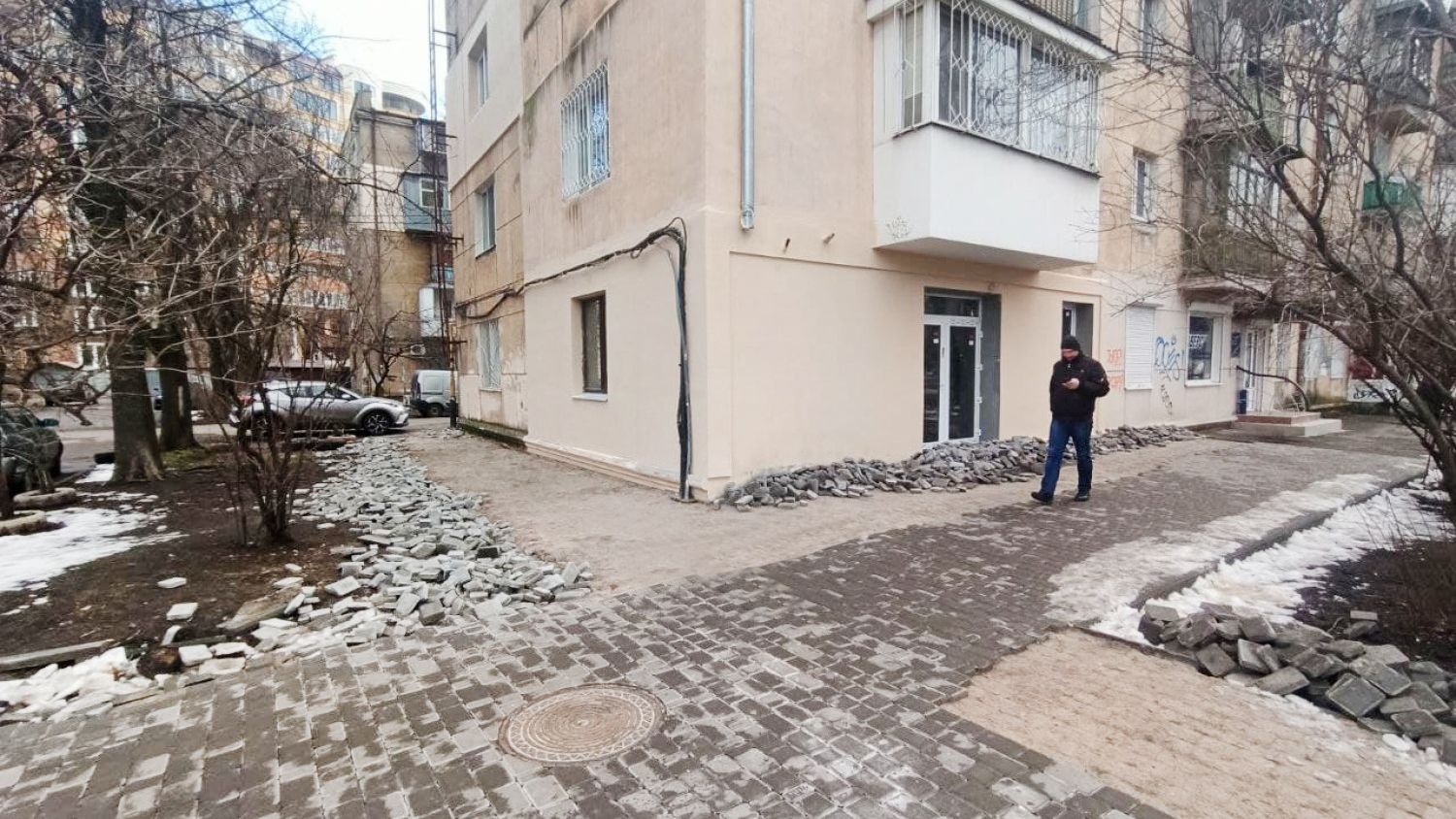 Комунальники здерли бруківку, яку одеситка поклала за свої гроші: тепер вимагають штраф - Одеса Комунальники здерли бруківку, яку одеситка поклала за свої гроші: тепер вимагають штраф - Одеса