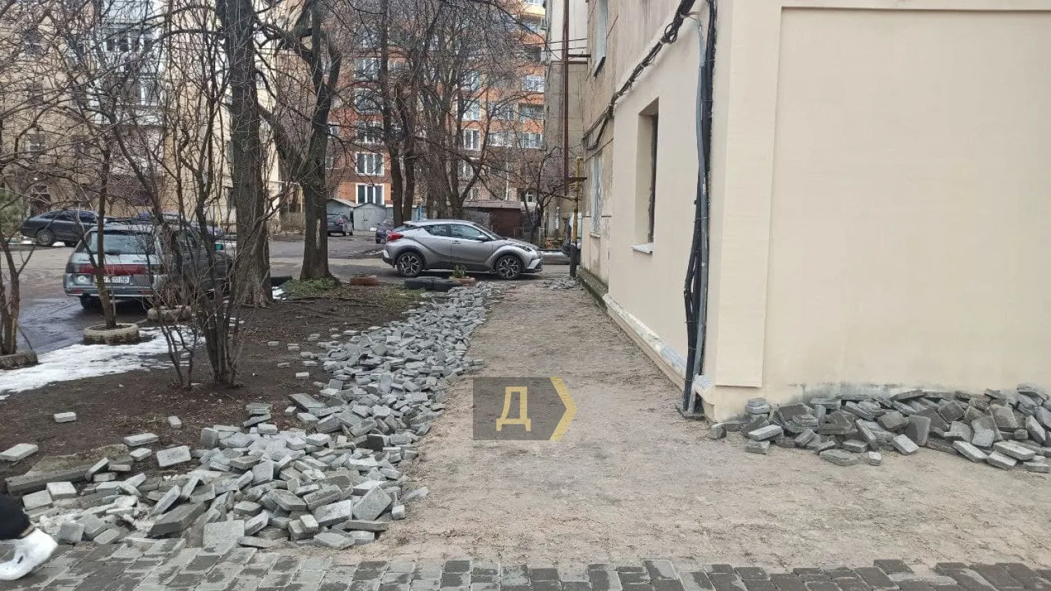 В Одесі комунальники здерли бруківку, яку одеситка поклала за свої гроші В Одесі комунальники здерли бруківку, яку одеситка поклала за свої гроші