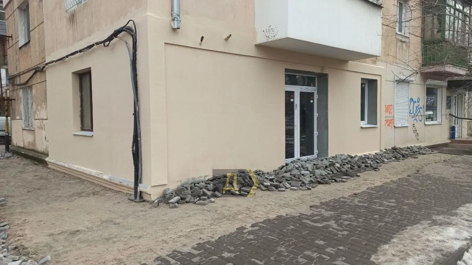 В Одесі комунальники здерли бруківку, яку одеситка поклала за свої гроші В Одесі комунальники здерли бруківку, яку одеситка поклала за свої гроші