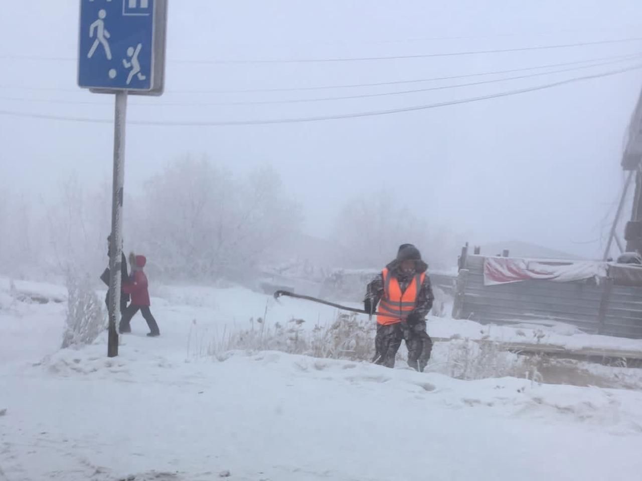 По колено в снегу: на Закарпатье работников Укрзализныци отправили косить бурьян