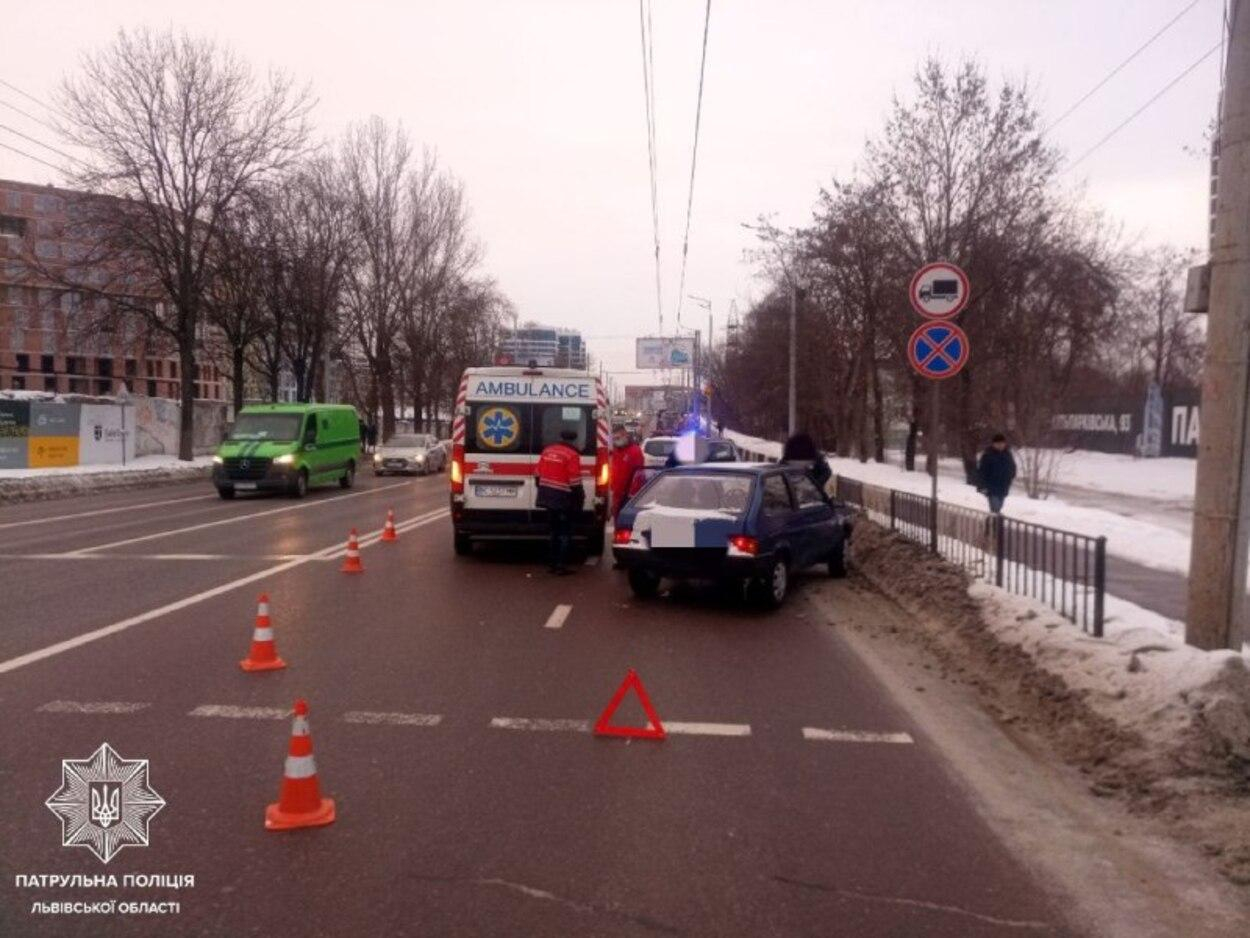 Неподалік Львова трапилася нищівна ДТП: від вантажівки відлетіла арматура і влучила в жінку - Новини Львова - Львів Неподалік Львова трапилася нищівна ДТП: від вантажівки відлетіла арматура і влучила в жінку - Новини Львова - Львів