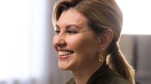 У блузці кольору хакі та джинсах: Олена Зеленська зачарувала елегантністю у прямому ефірі