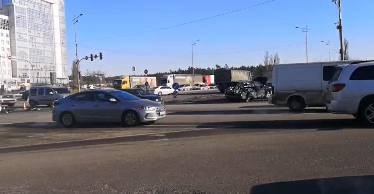 Військова вантажівка пролетіла на червоний: у Києві постраждала 12-річна дівчинка - Новини Києва - Київ Військова вантажівка пролетіла на червоний: у Києві постраждала 12-річна дівчинка - Новини Києва - Київ