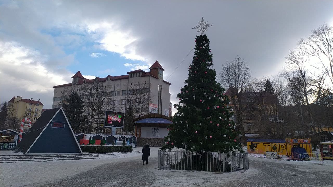До сих пор стоит на площади и сияет: в Трускавце новогодняя елка бьет рекорд