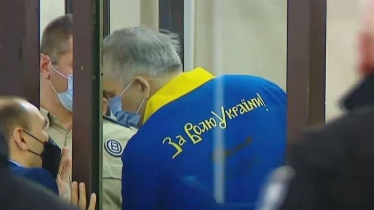 Саакашвили пришел на суд в Грузии в футболке "За волю Украины"