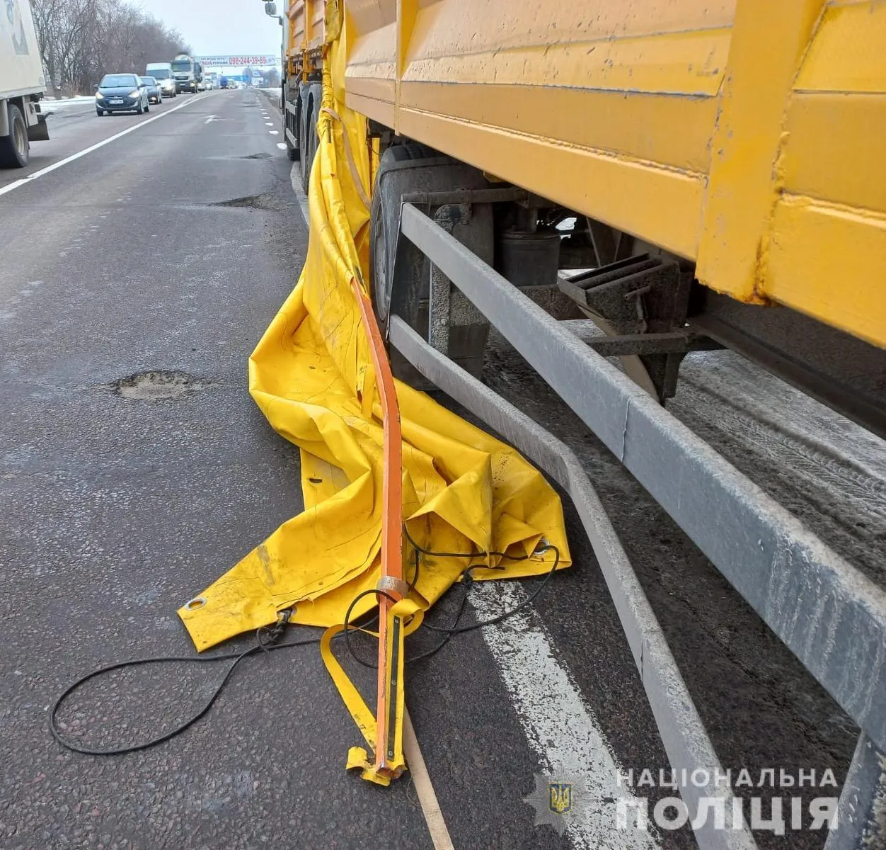 Жінка потрапила в лікарню: у поліції розповіли подробиці жахливої ДТП з вантажівкою біля Львова