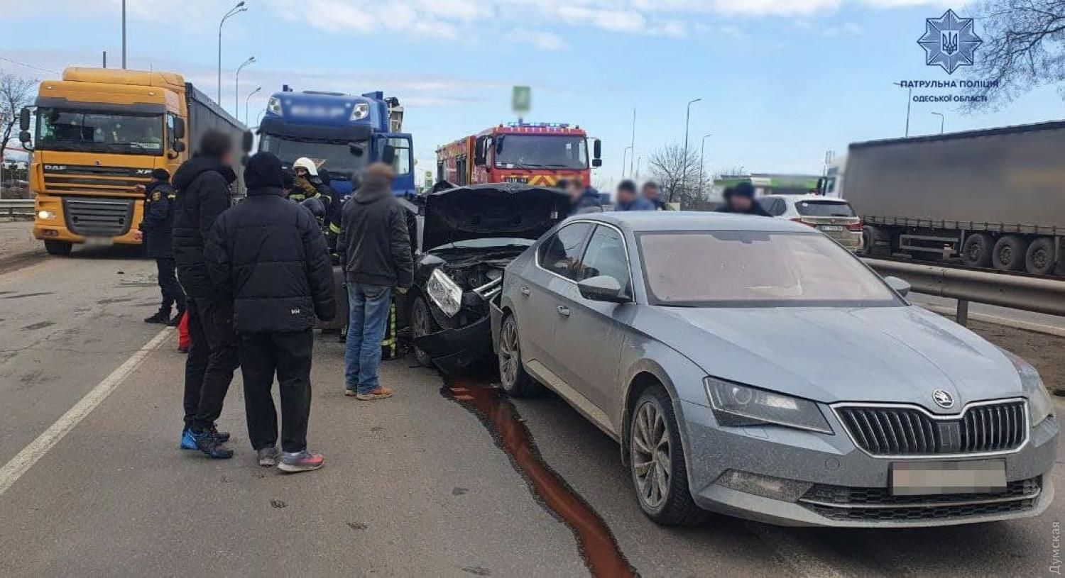 На въезде в Одессу произошло тройное ДТП: фото с места аварии