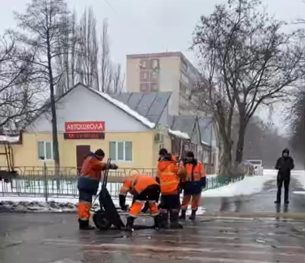 Комунальники у Києві вкладали асфальт зі снігом: курйозне відео - Київ