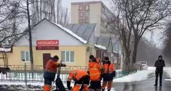 Коммунальщики в Киеве укладывали асфальт со снегом: курьезное видео