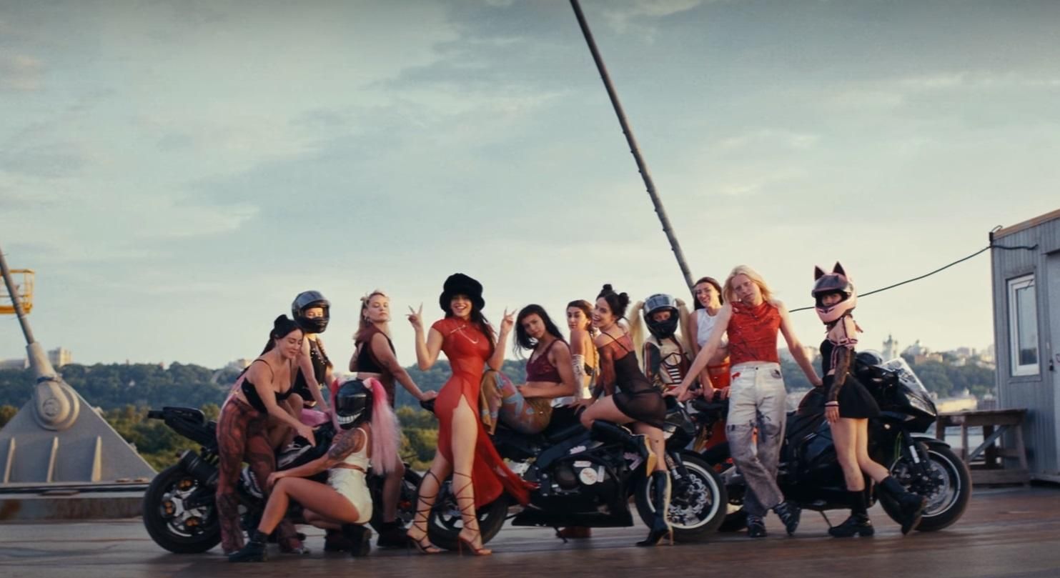 Подольский мост и другие локации: в клипе испанской певицы показали Киев Подольский мост и другие локации: в клипе испанской певицы показали Киев