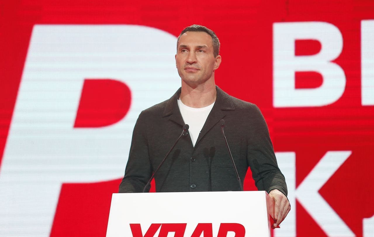 Владимир Кличко выступил на съезде УДАРа и призвал оставаться сильными и двигаться только вперед Владимир Кличко выступил на съезде УДАРа и призвал оставаться сильными и двигаться только вперед